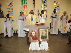 Le P. Augustin Onwuzurike lors d'une célébration eucharistique au Centre Brésillac à Calavy, Bénin.