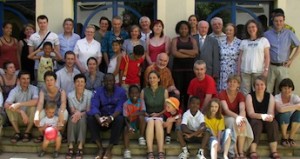 A l'occasion des engagements de membres de la Fraternité Laique Missionnaire de la province de Lyon (FLM) à Chaponost, le 26 juin 2011. La photo de famille.