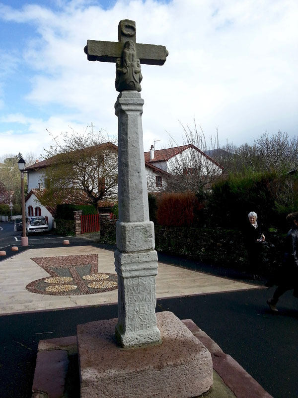 croix devant le cimetière d'Itxassou