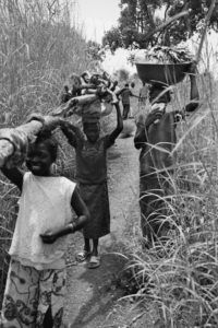 Femme portant du bois - CentrAfrique