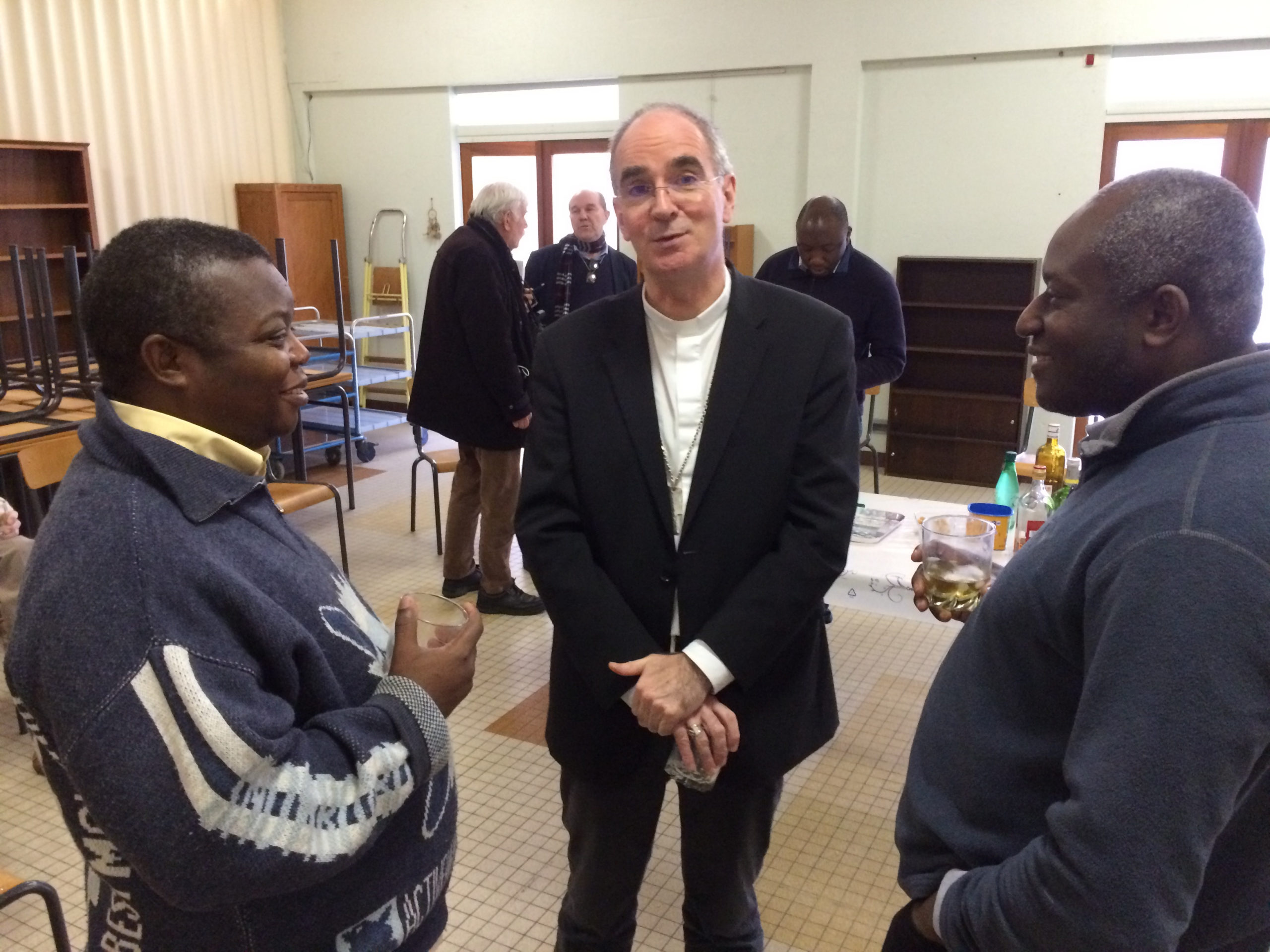 Mgr Laurent avec Étienne et Laurent