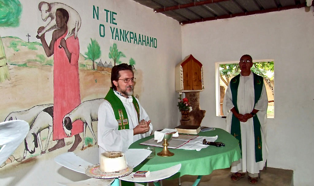 Pierluigi célébrant une messe à Bomoanga (Niger) en 2008