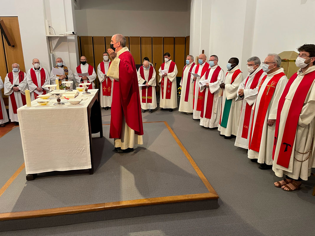 les célébrants autour de Mgr Laurent