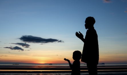 Un père et son enfant prient